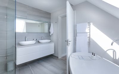 Aménager une salle de bain : astuces pour un espace pratique et esthétique